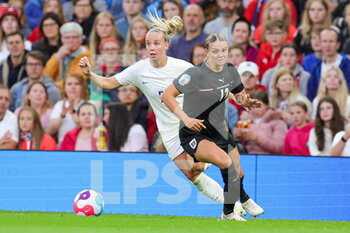 2022-07-06 - Beth Mead of England and Laura Wienroither of Austria during the UEFA Women's Euro 2022, Group A football match between England and Austria on July 6, 2022 at Old Trafford in Manchester, England - FOOTBALL - WOMEN'S EURO 2022 - ENGLAND V AUSTRIA - UEFA EUROPEAN - SOCCER