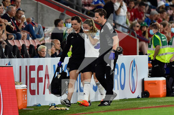 2022-07-07 - Simone Magill (9) of Northern Ireland is helped off the pitch and is substituted due to injury during the UEFA Women's Euro 2022, Group A football match between Norway and Northern Ireland on July 7, 2022 at the St Mary's Stadium in Southampton, England - FOOTBALL - WOMEN'S EURO 2022 - NORWAY V NORTHERN IRELAND - UEFA EUROPEAN - SOCCER