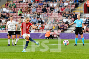 2022-07-07 - Caroline Graham Hansen (10) of Norway scores the third goal from the penalty spot 3-0 during the UEFA Women's Euro 2022, Group A football match between Norway and Northern Ireland on July 7, 2022 at the St Mary's Stadium in Southampton, England - FOOTBALL - WOMEN'S EURO 2022 - NORWAY V NORTHERN IRELAND - UEFA EUROPEAN - SOCCER