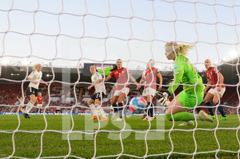 2022-07-07 - Julie Nelson (5) of Northern Ireland scores a goal beating Guro Pettersen (1) of Norway who can’t stop the ball crossing the goal line 3-1 during the UEFA Women's Euro 2022, Group A football match between Norway and Northern Ireland on July 7, 2022 at the St Mary's Stadium in Southampton, England - FOOTBALL - WOMEN'S EURO 2022 - NORWAY V NORTHERN IRELAND - UEFA EUROPEAN - SOCCER