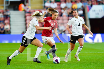 2022-07-07 - Caroline Graham Hansen (10) of Norway battles for possession with Kelsie Burrows (13) of Northern Ireland and Demi Vance (3) of Northern Ireland during the UEFA Women's Euro 2022, Group A football match between Norway and Northern Ireland on July 7, 2022 at the St Mary's Stadium in Southampton, England - FOOTBALL - WOMEN'S EURO 2022 - NORWAY V NORTHERN IRELAND - UEFA EUROPEAN - SOCCER
