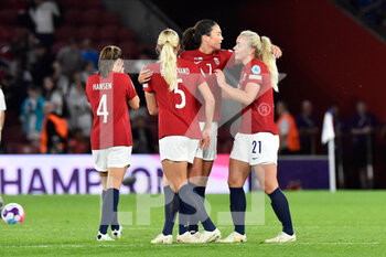 2022-07-07 - Ingrid Syrstad Engen (7), Anna Josendal (21) of Norway and teammates celebrate the 4-1 win at full time during the UEFA Women's Euro 2022, Group A football match between Norway and Northern Ireland on July 7, 2022 at the St Mary's Stadium in Southampton, England - FOOTBALL - WOMEN'S EURO 2022 - NORWAY V NORTHERN IRELAND - UEFA EUROPEAN - SOCCER