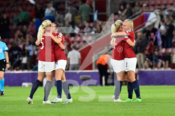 2022-07-07 - Norway players celebrate the 4-1 win at full time during the UEFA Women's Euro 2022, Group A football match between Norway and Northern Ireland on July 7, 2022 at the St Mary's Stadium in Southampton, England - FOOTBALL - WOMEN'S EURO 2022 - NORWAY V NORTHERN IRELAND - UEFA EUROPEAN - SOCCER