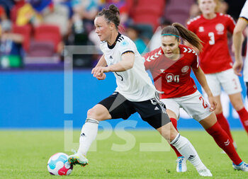 2022-07-08 - Marina Hegering of Germany and Signe Bruun of Denmark during the UEFA Women's Euro 2022, Group B football match between Germany and Denmark on July 8, 2022 at the Brentford Community Stadium in Brentford, England - FOOTBALL - WOMEN'S EURO 2022 - GERMANY V DENMARK - UEFA EUROPEAN - SOCCER