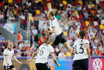 2022-07-08 - Lea Schueller of Germany celebrates her goal 2-0 during the UEFA Women's Euro 2022, Group B football match between Germany and Denmark on July 8, 2022 at the Brentford Community Stadium in Brentford, England - FOOTBALL - WOMEN'S EURO 2022 - GERMANY V DENMARK - UEFA EUROPEAN - SOCCER