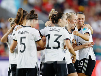 2022-07-08 - Lea Schueller of Germany celebrates her goal 2-0 with teammates during the UEFA Women's Euro 2022, Group B football match between Germany and Denmark on July 8, 2022 at the Brentford Community Stadium in Brentford, England - FOOTBALL - WOMEN'S EURO 2022 - GERMANY V DENMARK - UEFA EUROPEAN - SOCCER