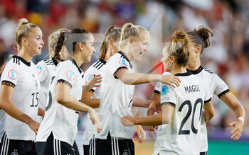 2022-07-08 - Lea Schueller of Germany celebrates her goal 2-0 with teammates during the UEFA Women's Euro 2022, Group B football match between Germany and Denmark on July 8, 2022 at the Brentford Community Stadium in Brentford, England - FOOTBALL - WOMEN'S EURO 2022 - GERMANY V DENMARK - UEFA EUROPEAN - SOCCER