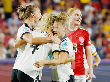 2022-07-08 - Lena Lattwein (4) of Germany celebrates her goal 3-0 with Alexandra Popp, Linda Dallmann during the UEFA Women's Euro 2022, Group B football match between Germany and Denmark on July 8, 2022 at the Brentford Community Stadium in Brentford, England - FOOTBALL - WOMEN'S EURO 2022 - GERMANY V DENMARK - UEFA EUROPEAN - SOCCER