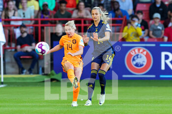 2022-07-09 - Jackie Groenen (14) of Netherlands, Nathalie Bjorn of Sweden during the UEFA Women's Euro 2022, Group C football match between Netherlands and Sweden on July 9, 2022 at Bramall Lane in Sheffield, England - FOOTBALL - WOMEN'S EURO 2022 - NETHERLANDS V SWEDEN - UEFA EUROPEAN - SOCCER
