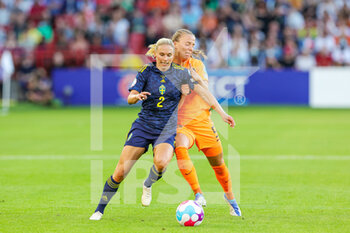 2022-07-09 - Jonna Andersson (2) of Sweden tussles with Lynn Wilms (5) of Netherlands during the UEFA Women's Euro 2022, Group C football match between Netherlands and Sweden on July 9, 2022 at Bramall Lane in Sheffield, England - FOOTBALL - WOMEN'S EURO 2022 - NETHERLANDS V SWEDEN - UEFA EUROPEAN - SOCCER