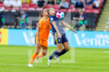 2022-07-09 - Lieke Martens (11) of Netherlands tussles with Filippa Angeldal (16) of Sweden during the UEFA Women's Euro 2022, Group C football match between Netherlands and Sweden on July 9, 2022 at Bramall Lane in Sheffield, England - FOOTBALL - WOMEN'S EURO 2022 - NETHERLANDS V SWEDEN - UEFA EUROPEAN - SOCCER