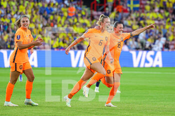 2022-07-09 - Jill Roord (6) of Netherlands scores a goal and celebrates 1-1 with Sherida Spitse during the UEFA Women's Euro 2022, Group C football match between Netherlands and Sweden on July 9, 2022 at Bramall Lane in Sheffield, England - FOOTBALL - WOMEN'S EURO 2022 - NETHERLANDS V SWEDEN - UEFA EUROPEAN - SOCCER