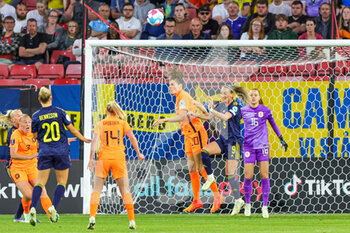 2022-07-09 - Dominique Janssen (20) of Netherlands heads clear, Kosovare Asllani (9) of Sweden during the UEFA Women's Euro 2022, Group C football match between Netherlands and Sweden on July 9, 2022 at Bramall Lane in Sheffield, England - FOOTBALL - WOMEN'S EURO 2022 - NETHERLANDS V SWEDEN - UEFA EUROPEAN - SOCCER