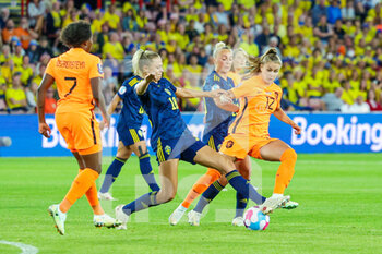 2022-07-09 - Victoria Pelova (12) of Netherlands tussles with Fridolina Rolfo (18) of Sweden during the UEFA Women's Euro 2022, Group C football match between Netherlands and Sweden on July 9, 2022 at Bramall Lane in Sheffield, England - FOOTBALL - WOMEN'S EURO 2022 - NETHERLANDS V SWEDEN - UEFA EUROPEAN - SOCCER