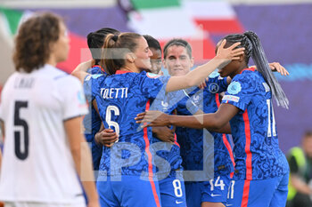 2022-07-10 - 10.07.2022, Rotherham, New York Stadium, UEFA Women's EURO 2022: France - Italy, France teammates celebrate #8 Grace Geyoro  (france) after 5-0 - UEFA WOMEN'S EURO 2022: FRANCE - ITALY - UEFA EUROPEAN - SOCCER