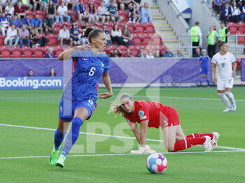 2022-07-10 - Sandie Toletti (6 France) and Goalkeeper Laura Giuliani (1 Italy) during the UEFA Women's Euro 2022, Group D football match between France and Italy on July 10, 2022 at New York Stadium in Rotherham, England - FOOTBALL - WOMEN'S EURO 2022 - FRANCE V ITALY - UEFA EUROPEAN - SOCCER