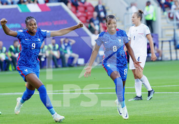 2022-07-10 - Grace Geyoro (8 France) celebrates her goal 1-0, Marie-Antoinette Katoto (9 France) during the UEFA Women's Euro 2022, Group D football match between France and Italy on July 10, 2022 at New York Stadium in Rotherham, England - FOOTBALL - WOMEN'S EURO 2022 - FRANCE V ITALY - UEFA EUROPEAN - SOCCER