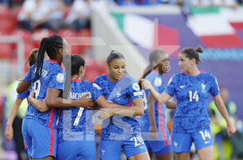 2022-07-10 - Marie-Antoinette Katoto (9 France) celebrates her goal 2-0 with teammates during the UEFA Women's Euro 2022, Group D football match between France and Italy on July 10, 2022 at New York Stadium in Rotherham, England - FOOTBALL - WOMEN'S EURO 2022 - FRANCE V ITALY - UEFA EUROPEAN - SOCCER