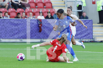 2022-07-10 - Grace Geyoro (8 France) dribbles Goalkeeper Laura Giuliani (1 Italy) and scores a goal 4-0 during the UEFA Women's Euro 2022, Group D football match between France and Italy on July 10, 2022 at New York Stadium in Rotherham, England - FOOTBALL - WOMEN'S EURO 2022 - FRANCE V ITALY - UEFA EUROPEAN - SOCCER