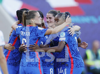 2022-07-10 - Grace Geyoro (8 France) celebrates her goal 4-0 with teammates during the UEFA Women's Euro 2022, Group D football match between France and Italy on July 10, 2022 at New York Stadium in Rotherham, England - FOOTBALL - WOMEN'S EURO 2022 - FRANCE V ITALY - UEFA EUROPEAN - SOCCER