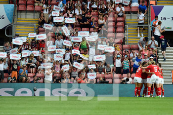 2022-07-11 - Katharina Elisa Naschenweng (3) of Austria celebrates scoring the second goal with fans holding up goal signs during the UEFA Women's Euro 2022, Group A football match between Austria and Northern Ireland on July 11, 2022 at the St Mary's Stadium in Southampton, England - FOOTBALL - WOMEN'S EURO 2022 - AUSTRIA V NORTHERN IRELAND - UEFA EUROPEAN - SOCCER