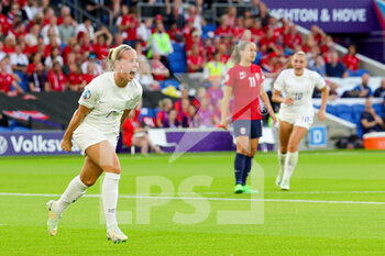 2022-07-11 - Beth Mead of England scores a goal and celebrates 5-0 during the UEFA Women's Euro 2022, Group A football match between England and Norway on July 11, 2022 at the American Express Community Stadium in Brighton and Hove, England - FOOTBALL - WOMEN'S EURO 2022 - ENGLAND V NORWAY - UEFA EUROPEAN - SOCCER