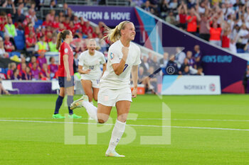2022-07-11 - Beth Mead of England scores a goal and celebrates 5-0 during the UEFA Women's Euro 2022, Group A football match between England and Norway on July 11, 2022 at the American Express Community Stadium in Brighton and Hove, England - FOOTBALL - WOMEN'S EURO 2022 - ENGLAND V NORWAY - UEFA EUROPEAN - SOCCER