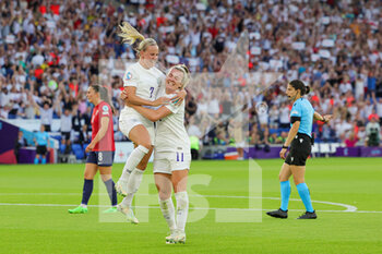 2022-07-11 - Beth Mead of England scores a goal and celebrates 5-0 with Lauren Hemp during the UEFA Women's Euro 2022, Group A football match between England and Norway on July 11, 2022 at the American Express Community Stadium in Brighton and Hove, England - FOOTBALL - WOMEN'S EURO 2022 - ENGLAND V NORWAY - UEFA EUROPEAN - SOCCER