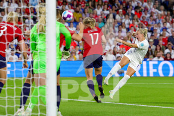 2022-07-11 - Beth Mead of England during the UEFA Women's Euro 2022, Group A football match between England and Norway on July 11, 2022 at the American Express Community Stadium in Brighton and Hove, England - FOOTBALL - WOMEN'S EURO 2022 - ENGLAND V NORWAY - UEFA EUROPEAN - SOCCER