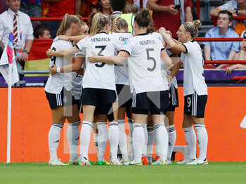 2022-07-12 - Germany players celebrate after the Klara Buehl's goal 1-0 during the UEFA Women's Euro 2022, Group B football match between Germany and Spain on July 12, 2022 at Brentford Community Stadium in Brentford, England - FOOTBALL - WOMEN'S EURO 2022 - GERMANY V SPAIN - UEFA EUROPEAN - SOCCER