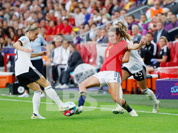 2022-07-12 - Svenja Huth of Germany and Mariona Caldentey of Spain during the UEFA Women's Euro 2022, Group B football match between Germany and Spain on July 12, 2022 at Brentford Community Stadium in Brentford, England - FOOTBALL - WOMEN'S EURO 2022 - GERMANY V SPAIN - UEFA EUROPEAN - SOCCER