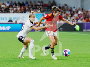 2022-07-12 - Mariona Caldentey of Spain and Giulia Gwinn of Germany during the UEFA Women's Euro 2022, Group B football match between Germany and Spain on July 12, 2022 at Brentford Community Stadium in Brentford, England - FOOTBALL - WOMEN'S EURO 2022 - GERMANY V SPAIN - UEFA EUROPEAN - SOCCER
