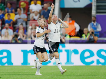 2022-07-12 - Alexandra Popp of Germany celebrates her goal 2-0 with Kathrin Hendrich during the UEFA Women's Euro 2022, Group B football match between Germany and Spain on July 12, 2022 at Brentford Community Stadium in Brentford, England - FOOTBALL - WOMEN'S EURO 2022 - GERMANY V SPAIN - UEFA EUROPEAN - SOCCER
