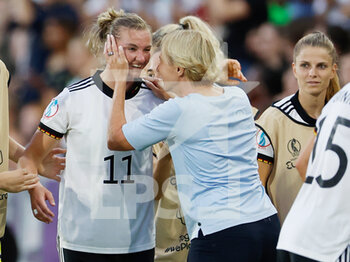 2022-07-12 - Alexandra Popp of Germany celebrates her goal 2-0 with Germany coach Martina Voss-Tecklenburg during the UEFA Women's Euro 2022, Group B football match between Germany and Spain on July 12, 2022 at Brentford Community Stadium in Brentford, England - FOOTBALL - WOMEN'S EURO 2022 - GERMANY V SPAIN - UEFA EUROPEAN - SOCCER