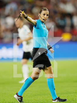 2022-07-12 - Referee Stephanie Frappart during the UEFA Women's Euro 2022, Group B football match between Germany and Spain on July 12, 2022 at Brentford Community Stadium in Brentford, England - FOOTBALL - WOMEN'S EURO 2022 - GERMANY V SPAIN - UEFA EUROPEAN - SOCCER