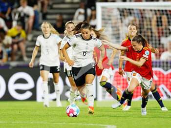 2022-07-12 - Lena Sophie Oberdorf of Germany and Ona Battle of Spain during the UEFA Women's Euro 2022, Group B football match between Germany and Spain on July 12, 2022 at Brentford Community Stadium in Brentford, England - FOOTBALL - WOMEN'S EURO 2022 - GERMANY V SPAIN - UEFA EUROPEAN - SOCCER