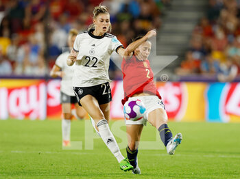 2022-07-12 - Jule Brand of Germany and Ona Battle of Spain during the UEFA Women's Euro 2022, Group B football match between Germany and Spain on July 12, 2022 at Brentford Community Stadium in Brentford, England - FOOTBALL - WOMEN'S EURO 2022 - GERMANY V SPAIN - UEFA EUROPEAN - SOCCER