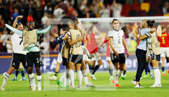 2022-07-12 - Germany players celebrate at full time during the UEFA Women's Euro 2022, Group B football match between Germany and Spain on July 12, 2022 at Brentford Community Stadium in Brentford, England - FOOTBALL - WOMEN'S EURO 2022 - GERMANY V SPAIN - UEFA EUROPEAN - SOCCER