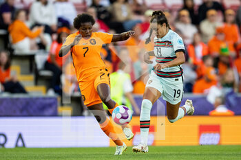 2022-07-13 - Lineth Beerensteyn of Netherlands (7) battles for possession with Portugal Defender Diana Gomes (19) during the UEFA Women's Euro 2022, Group C football match between Netherlands and Portugal on July 13, 2022 at Leigh Sports Village in Leigh, England - FOOTBALL - WOMEN'S EURO 2022 - NETHERLANDS V PORTUGAL - UEFA EUROPEAN - SOCCER