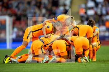 2022-07-13 - Danielle van de Donk of Netherlands (10) scores and celebrates 3-2 with team mates during the UEFA Women's Euro 2022, Group C football match between Netherlands and Portugal on July 13, 2022 at Leigh Sports Village in Leigh, England - FOOTBALL - WOMEN'S EURO 2022 - NETHERLANDS V PORTUGAL - UEFA EUROPEAN - SOCCER