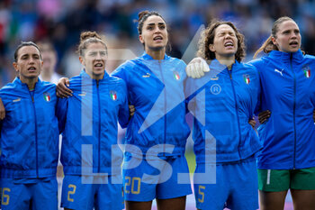 2022-07-14 - Italy players sing national anthem before the UEFA Women's Euro 2022, Group D football match between Italy and Iceland on July 14, 2022 at Manchester City Academy Stadium in Manchester, England - FOOTBALL - WOMEN'S EURO 2022 - ITALY V ICELAND - UEFA EUROPEAN - SOCCER
