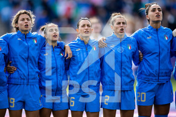 2022-07-14 - Italy players sing national anthem before the UEFA Women's Euro 2022, Group D football match between Italy and Iceland on July 14, 2022 at Manchester City Academy Stadium in Manchester, England - FOOTBALL - WOMEN'S EURO 2022 - ITALY V ICELAND - UEFA EUROPEAN - SOCCER