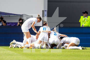 2022-07-14 - Iceland Midfielder Karolina Lea Vilhjalmsdottir (8) scores and celebrates 0-1 with team mates during the UEFA Women's Euro 2022, Group D football match between Italy and Iceland on July 14, 2022 at Manchester City Academy Stadium in Manchester, England - FOOTBALL - WOMEN'S EURO 2022 - ITALY V ICELAND - UEFA EUROPEAN - SOCCER