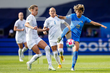 2022-07-14 - Italy Forward Valentina Giacinti (19) and Dagny Brynjarsdottir of Iceland during the UEFA Women's Euro 2022, Group D football match between Italy and Iceland on July 14, 2022 at Manchester City Academy Stadium in Manchester, England - FOOTBALL - WOMEN'S EURO 2022 - ITALY V ICELAND - UEFA EUROPEAN - SOCCER