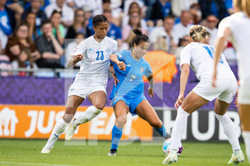 2022-07-14 - Italy Midfielder Flaminia Simonetti (7) battles for possession with Iceland Forward Sveindis Jane Jonsdottir (23) during the UEFA Women's Euro 2022, Group D football match between Italy and Iceland on July 14, 2022 at Manchester City Academy Stadium in Manchester, England - FOOTBALL - WOMEN'S EURO 2022 - ITALY V ICELAND - UEFA EUROPEAN - SOCCER