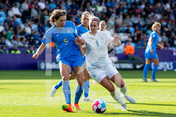 2022-07-14 - Italy Defender Elena Linari (5) and Berglind Bjorg Thorvaldsdottir (9) of Iceland during the UEFA Women's Euro 2022, Group D football match between Italy and Iceland on July 14, 2022 at Manchester City Academy Stadium in Manchester, England - FOOTBALL - WOMEN'S EURO 2022 - ITALY V ICELAND - UEFA EUROPEAN - SOCCER