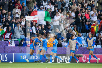 2022-07-14 - Italy Defender Valentina Bergamaschi (2) scores and celebrates 1-1 with team mates during the UEFA Women's Euro 2022, Group D football match between Italy and Iceland on July 14, 2022 at Manchester City Academy Stadium in Manchester, England - FOOTBALL - WOMEN'S EURO 2022 - ITALY V ICELAND - UEFA EUROPEAN - SOCCER