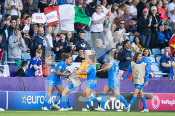 2022-07-14 - Italy Defender Valentina Bergamaschi (2) scores and celebrates 1-1 with team mates during the UEFA Women's Euro 2022, Group D football match between Italy and Iceland on July 14, 2022 at Manchester City Academy Stadium in Manchester, England - FOOTBALL - WOMEN'S EURO 2022 - ITALY V ICELAND - UEFA EUROPEAN - SOCCER
