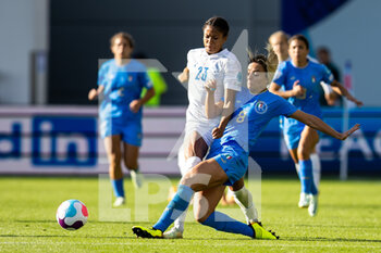 2022-07-14 - Italy Midfielder Martina Rosucci (8) and Iceland Forward Sveindis Jane Jonsdottir (23) battles for possession during the UEFA Women's Euro 2022, Group D football match between Italy and Iceland on July 14, 2022 at Manchester City Academy Stadium in Manchester, England - FOOTBALL - WOMEN'S EURO 2022 - ITALY V ICELAND - UEFA EUROPEAN - SOCCER
