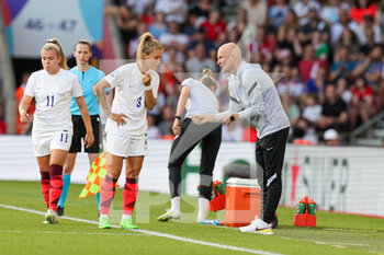 2022-07-15 - England Assistant Coach Arjan Veurink talks to Rachel Daly during the UEFA Women's Euro 2022, Group A football match between Northern Ireland and England on July 15, 2022 at the St Mary's Stadium in Southampton, England - FOOTBALL - WOMEN'S EURO 2022 - NORTHERN IRELAND V ENGLAND - UEFA EUROPEAN - SOCCER